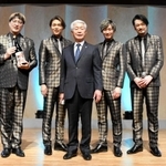 安田正義市長（中央）から日本酒を受け取り、記念撮影に応じた純烈＝加東市上三草