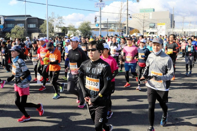 県内外から多くの参加者が訪れた小野ハーフマラソン＝小野市中島町
