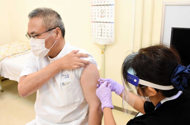 ３回目の接種を受ける生田肇院長＝加西病院