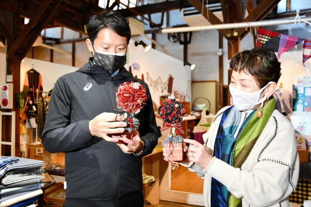 播州織工房館では、播州織で作ったトピアリーを受け取り、「執務室に飾ります」＝西脇市西脇