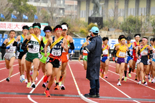 好スタートを切り、レースを引っ張った１区の長嶋幸宝選手＝京都市、たけびしスタジアム京都