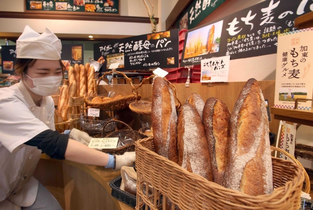 バゲットなど加東市産もち麦パンを並べたコーナー。もち麦パンは腹持ちの良さも好評だ＝アイガー加東店