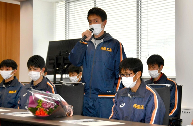 応援への感謝を述べる塩田大空主将＝西脇市役所