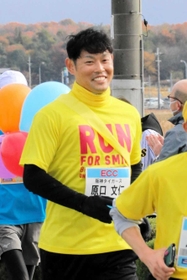 沿道の声援に応えながら走る阪神タイガースの原口文仁選手＝小野市中島町