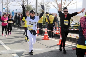 満面の笑みでゴールするランナー＝小野市中島町