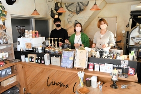映画の世界観を表現した店内で自家焙煎のコーヒーを提供する＝西脇市上野