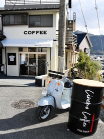 「看板代わり」というスクーターとドラム缶が目印＝西脇市上野