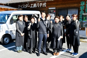 「マイスター工房八千代」の従業員と記念写真を撮る斎藤知事＝多可町八千代区中村