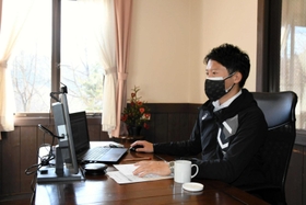 森に囲まれたホテル「エーデルささゆり」で執務する斎藤元彦知事＝兵庫県多可町