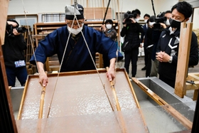 杉原紙の製造工程を見学する斎藤知事＝多可町加美区鳥羽