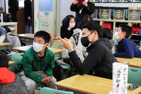 杉原谷小の６年生と交じって授業を受ける斎藤知事（多可町提供）＝同町加美区市原