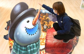 雪だるまも「床穴」からにっこり＝加東アート館
