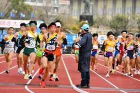 好スタートを切り、レースを引っ張った１区の長嶋幸宝選手＝京都市、たけびしスタジアム京都