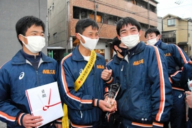 レース後、選手と入賞を喜び合う湯河龍平さん（左から２人目）＝京都市右京区