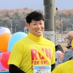 沿道の声援に応えながら走る阪神タイガースの原口文仁選手＝小野市中島町