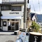 「看板代わり」というスクーターとドラム缶が目印＝西脇市上野