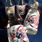 斉藤ロクロさんがデザインした小瓶ラベル。斉藤さんは「道の駅とうじょう」にあるＡＲスポットの画像も手掛けた＝加東市下滝野