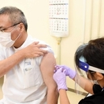 ３回目の接種を受ける生田肇院長＝加西病院
