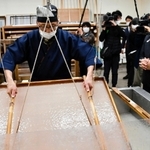 杉原紙の製造工程を見学する斎藤知事＝多可町加美区鳥羽
