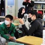 杉原谷小の６年生と交じって授業を受ける斎藤知事（多可町提供）＝同町加美区市原