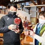 播州織工房館では、播州織で作ったトピアリーを受け取り、「執務室に飾ります」＝西脇市西脇