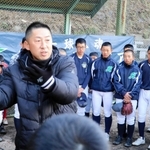 小中学生の球児に指導する今岡真訪さん＝加東市藤田