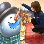 雪だるまも「床穴」からにっこり＝加東アート館