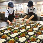 ご当地の味に彩られた１００円弁当＝兵庫教育大