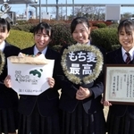 受賞を喜ぶ（左から）大東美海さん、北山莉穂さん、佃美空さん、大野水希さん＝加東市社