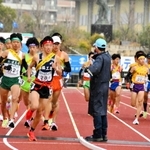 好スタートを切り、レースを引っ張った１区の長嶋幸宝選手＝京都市、たけびしスタジアム京都