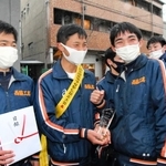 レース後、選手と入賞を喜び合う湯河龍平さん（左から２人目）＝京都市右京区