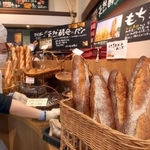 バゲットなど加東市産もち麦パンを並べたコーナー。もち麦パンは腹持ちの良さも好評だ＝アイガー加東店