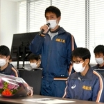 応援への感謝を述べる塩田大空主将＝西脇市役所