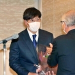 出席者から花束を受け取る翁田大勢投手＝西脇ロイヤルホテル