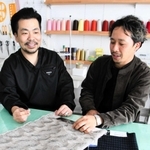 コートに使われた生地のサンプルを手にする上田さん（左）と丸山さん＝西脇市西脇