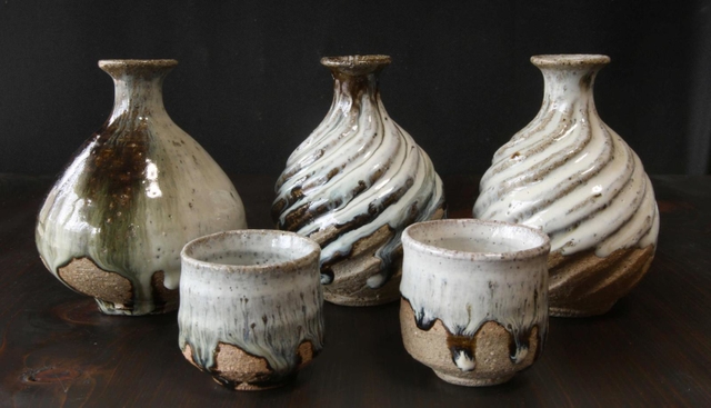 高級酒米「山田錦」の田んぼの土を使った酒器。独特の白が目を引く＝加東市秋津