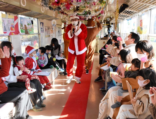 サンタ列車などのイベントも地域に親しまれている＝２０２１年１２月、加西市内