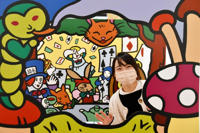 のぞき穴から見ると、一枚の絵に入り込んだかのような不思議な光景が広がる＝西脇市上比延町
