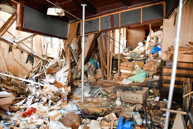 特定空き家に指定された住宅の内部。多くの生活ごみで踏み場がなく、柱やはりも朽ち果てていた＝西脇市東本町