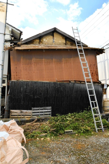 空き家が隣の家にもたれかかる形で崩落を免れている＝西脇市東本町