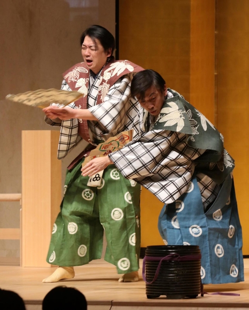舞台で演じられた狂言「附子」のワンシーン＝加東市上三草、やしろ国際学習熟