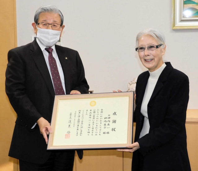 小野市に２億円を寄付した神内良子さん（右）＝小野市中島町