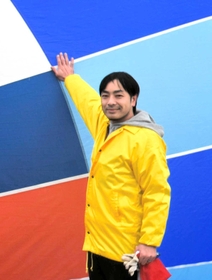 気球パイロットの養成講座を受講する森川浩充さん。会社の同好会チームも始動＝鶉野飛行場跡