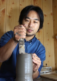 工房で作陶に励む藤村拓太さん＝加東市秋津
