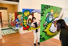 吉田稔美さんが手掛けた「ピープショー」。横から見るとただのフレームのようだが…＝西脇市上比延町