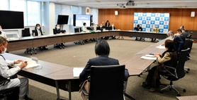 学識経験者や公募委員を交えて開かれた空き家対策協議会＝昨年１２月、西脇市役所