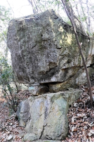 弁慶が積んだ？　山中で存在感を放つ「弁慶の重ね石」＝小野市樫山町