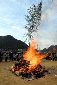 勢いよく燃え上がるやぐら＝西脇市黒田庄町大門