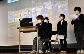 中学生を前に東北でのボランティア活動について報告する西脇北高の生徒＝西脇市鹿野町