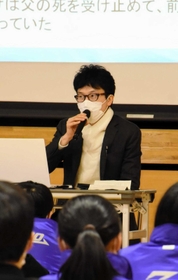 生徒たちを前に阪神・淡路大震災の経験を話す長宅智行さん＝善防中学校